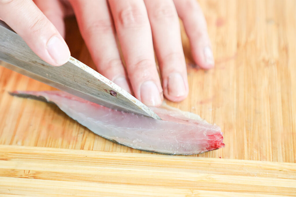 魚をさばく様子